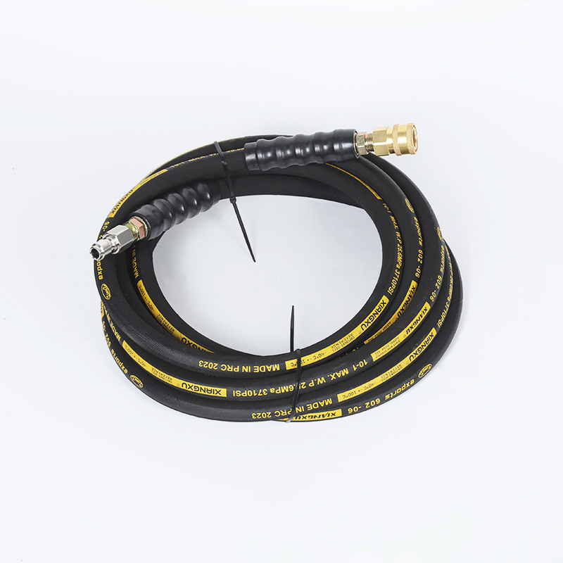 Záhrada zalieva vysokotlakovú hadicu