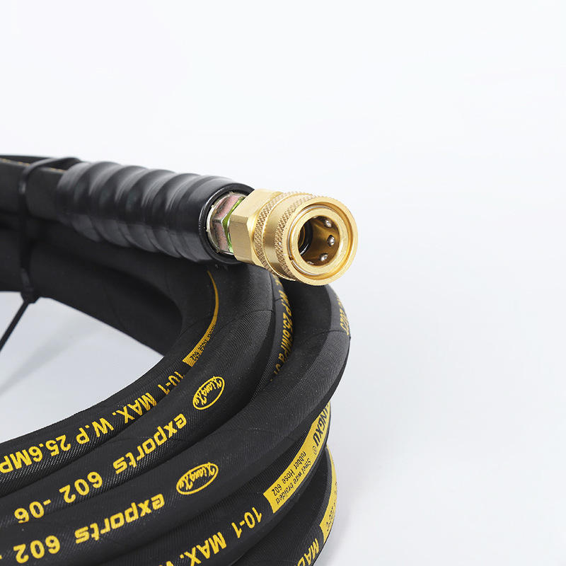 Záhrada zalieva vysokotlakovú hadicu