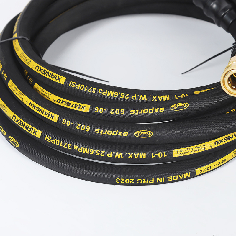 Záhrada zalieva vysokotlakovú hadicu