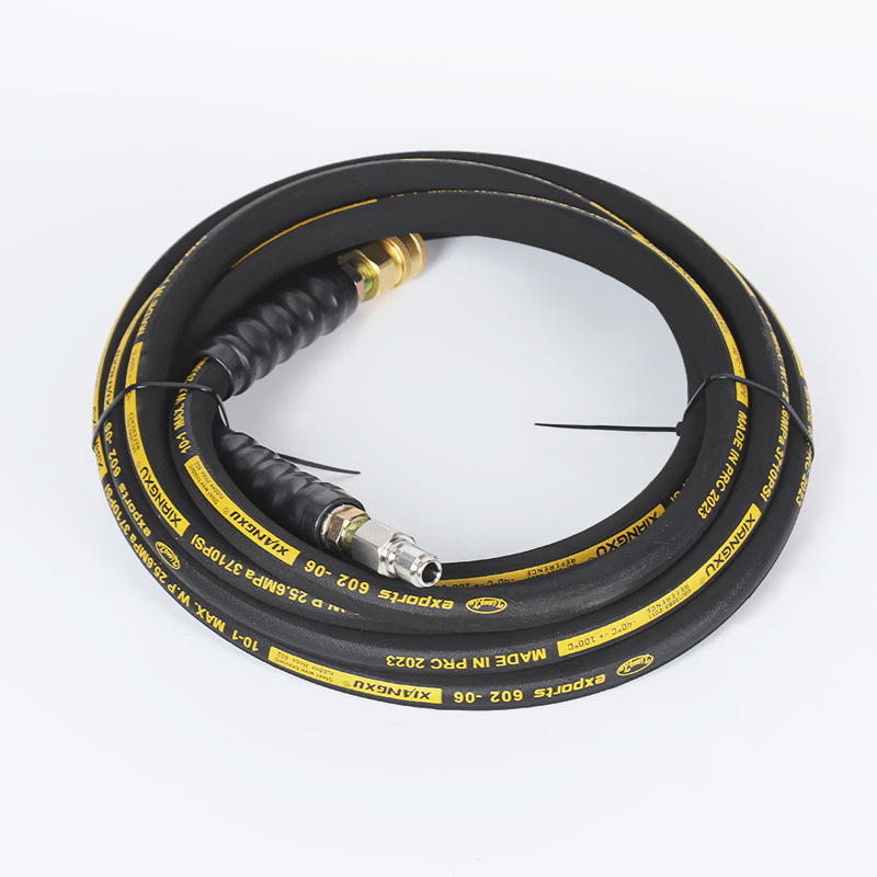 Záhrada zalieva vysokotlakovú hadicu